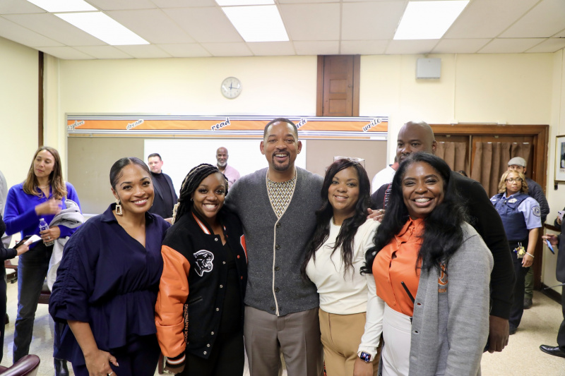 Will Smith kommer på overraskende besøk til Philadelphia High School, Greets Students