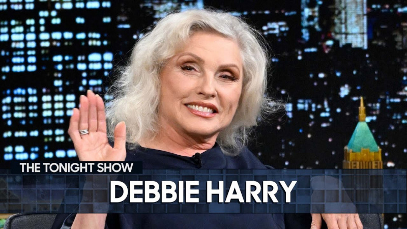 Debbie Harry získává med ze svých úlů, sdílí vtipný příběh za svými „zebřími šaty“
