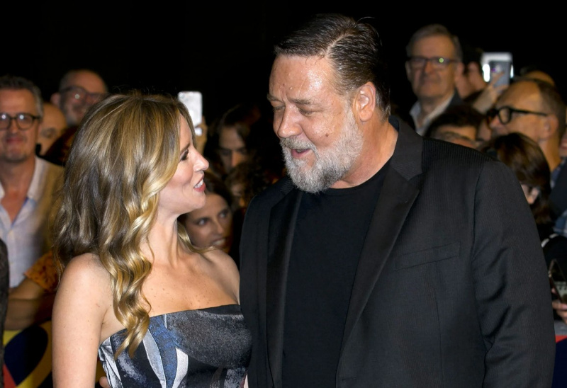 Russell Crowe hace su debut en la alfombra roja con su novia Britney Theriot, vea las fotos