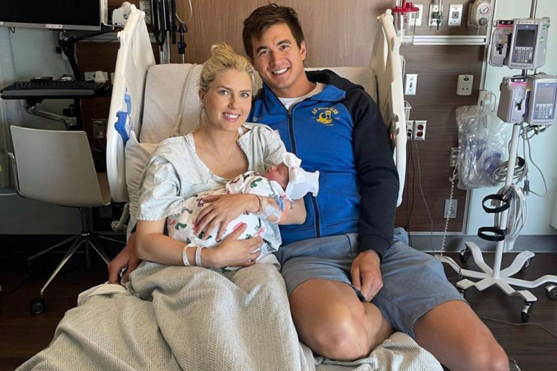 Nathan Adrian og hans kone Hallie byder deres andet barn velkommen sammen