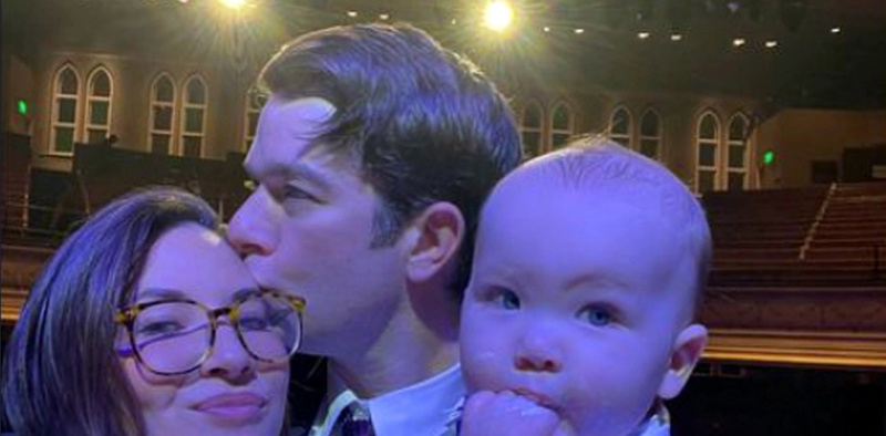 Olivia Munn et John Mulaney partagent les premiers mots de leur fils Malcolm dans une adorable vidéo