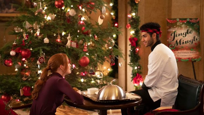 Trailer Hotel For The Holidays vkládá milostný trojúhelník do rušného hotelu