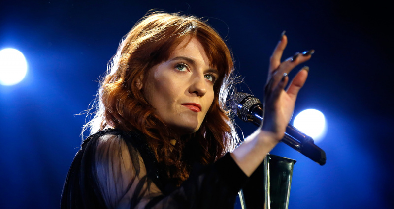 Florence + The Machine Menangguhkan Selebihnya Lawatan UK Kerana Kaki Patah