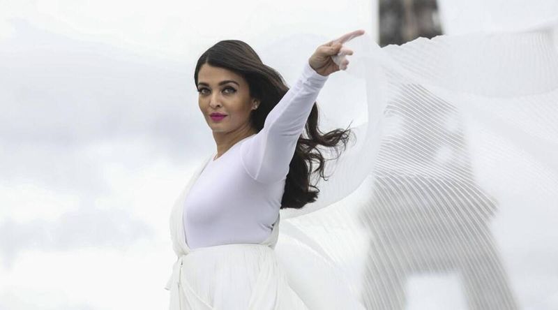 Aishwarya Rai Bachchan steelt de schijnwerpers op Paris Fashion Week in prachtig wit ensemble
