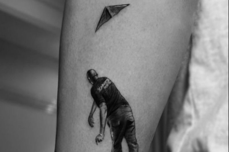 Drake zollt Virgil Abloh Tribut, indem er sich ein neues Tattoo einfärben lässt