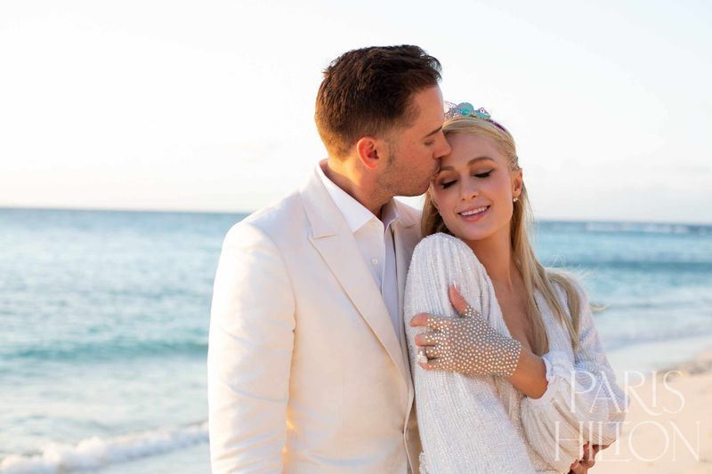 Paris Hilton prononce ses vœux de mariage avec son petit ami Carter Reum