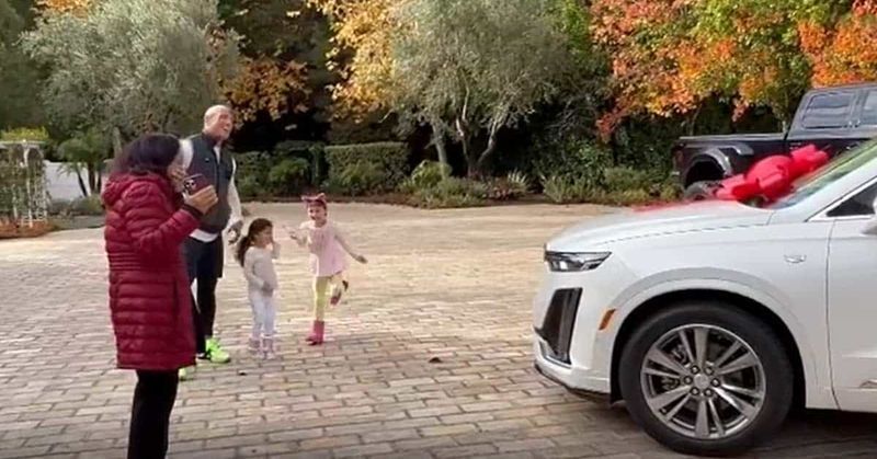أهدى دواين جونسون سيارة كاديلاك SUV جديدة لأمه في عيد الميلاد هذا العام