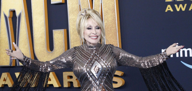 Dolly Parton vinder Jeff Bezos' Courage & Civility Award, får $100 millioner