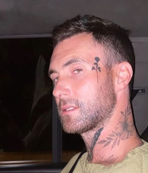 El nou tatuatge d'Adam Levine crida tota l'atenció