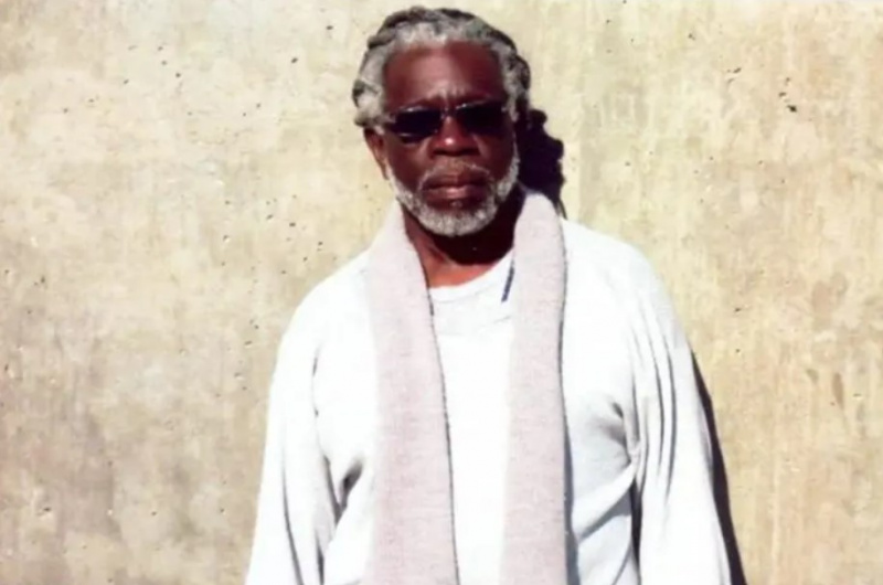 Mutulu Shakur, el padrastre de Tupac i antic membre de l'Exèrcit d'Alliberament Negre, va ser alliberat de la presó al llit de mort