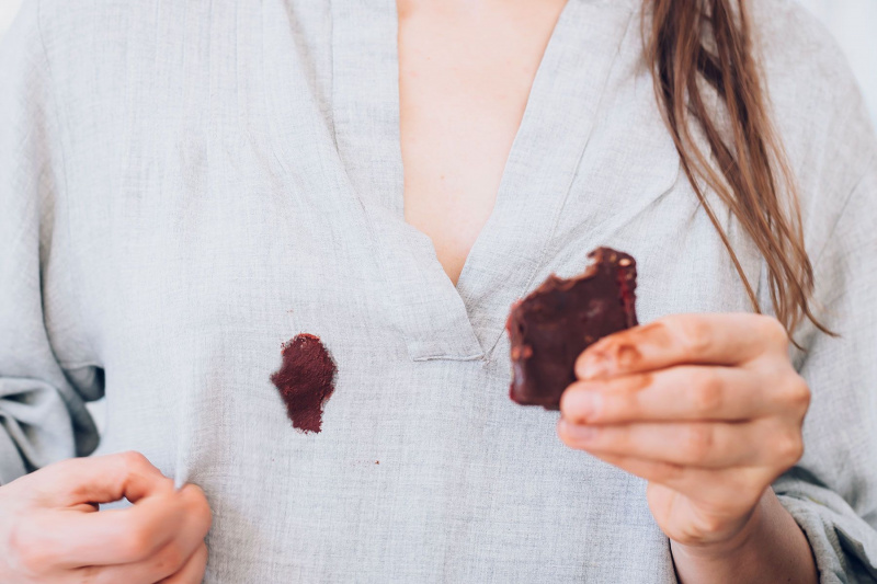 5 hurtige måder at få chokolade ud af tøjet