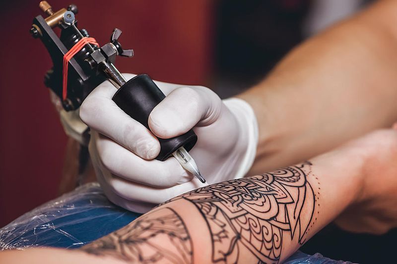 Die 8 besten Orte, um ein Tattoo für Männer und Frauen zu bekommen