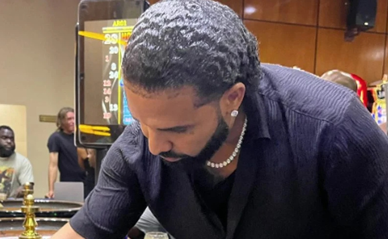 Drake má nyní místo copánků elegantní drdol
