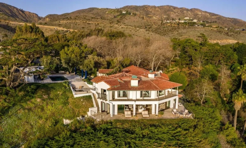Kim Kardashian achète une maison de luxe de 70 millions de dollars à Malibu