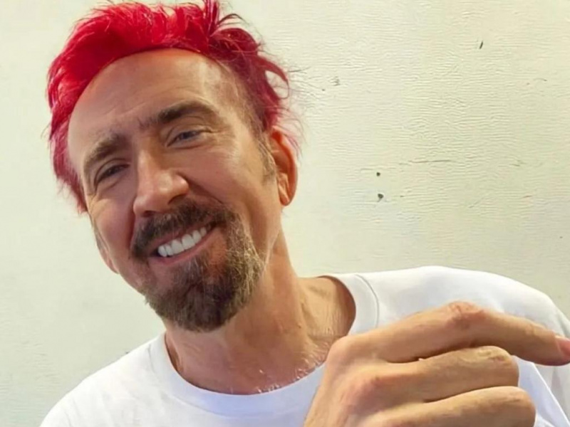 Nicolas Cage sportovní nový vzhled s červenými vlasy a hnědou kozí bradkou
