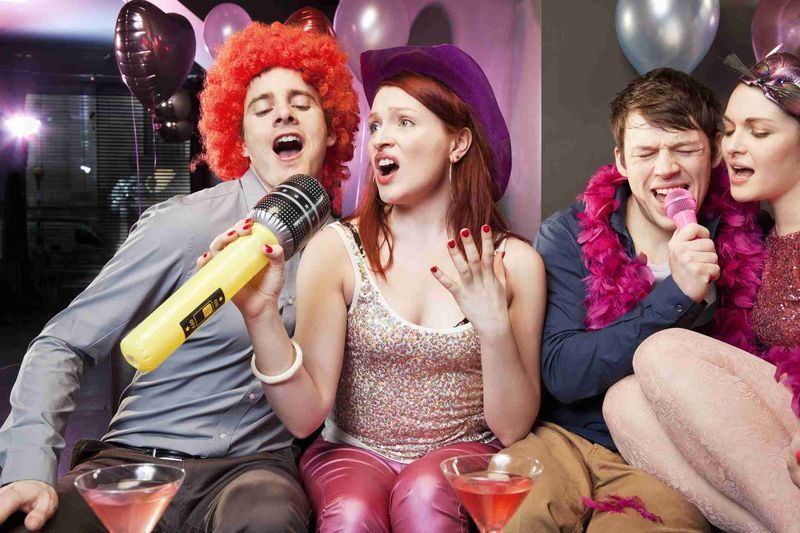 10 δροσεροί τρόποι για να γιορτάσετε το νέο έτος 2022 στο σπίτι