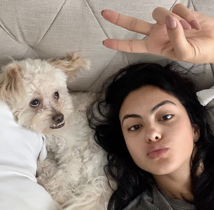 Camila Mendes célèbre l'anniversaire de son chien avec une adorable publication Instagram