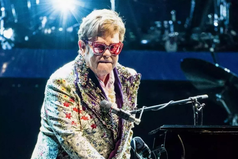 Bejaard stel op brute wijze afgeranseld bij het verlaten van Elton John's concert in Los Angeles