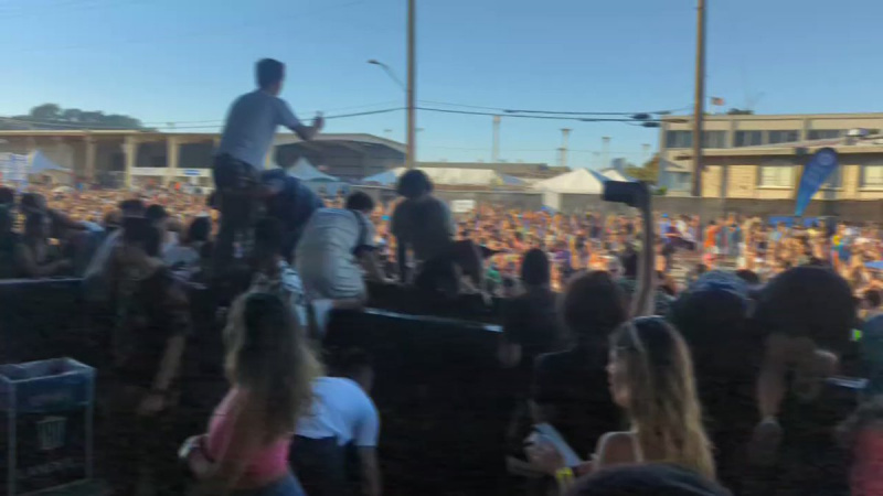 Se video: Crowds går ud af kontrol på Portola Festival, Storm Barricades