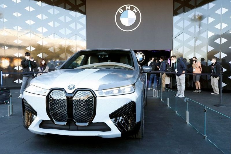 BMW đổi màu xe iX Flow ra mắt tại CES 2022